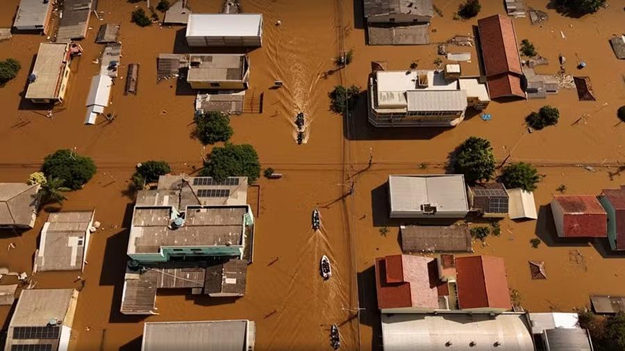 Voluntários buscam moradores isolados em Canoas (RS), durante enchentes de maio de 2024