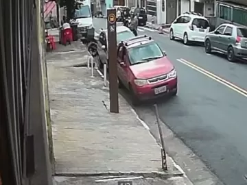 Motociclista empina moto e atropela homem com neto na zona leste de SP