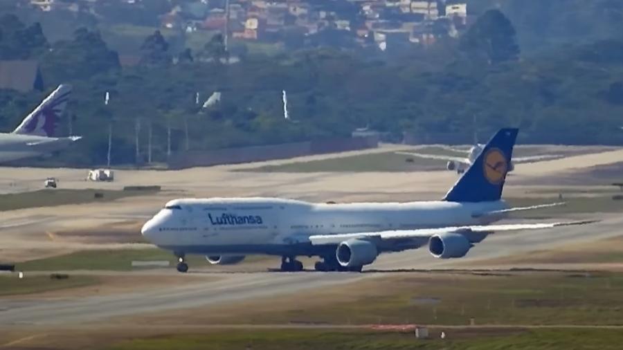 Avião pousou em Guarulhos ontem após declarar 'mayday' Avião pousou em Guarulhos ontem após declarar 'mayday'