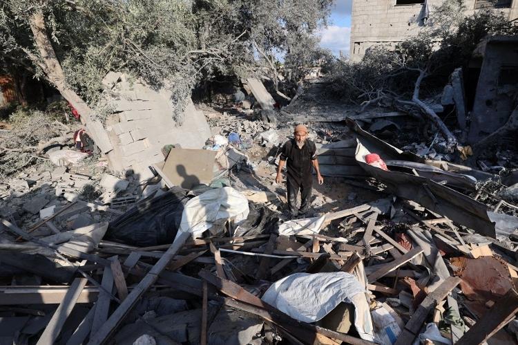 13.jul.2025 - Um homem palestino verifica os danos causados por um ataque israelense noturno que atingiu Nuseirat, no centro da Faixa de Gaza