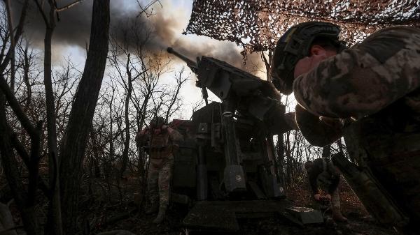 Militares ucranianos disparam uma peça de artilharia contra forças russas perto de Pokrovsk, na região de Donetsk