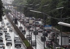 Cidade de SP bate recorde de trânsito do ano em dia com chuva e frio