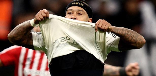 Gaviões da Fiel cobra diretoria e clima tenso marca visita ao CT do Corinthians