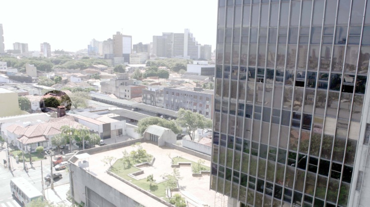 O edifício do Banco Central (à dir.) e em destaque o local onde foi cavado o túnel que possibilitou o roubo