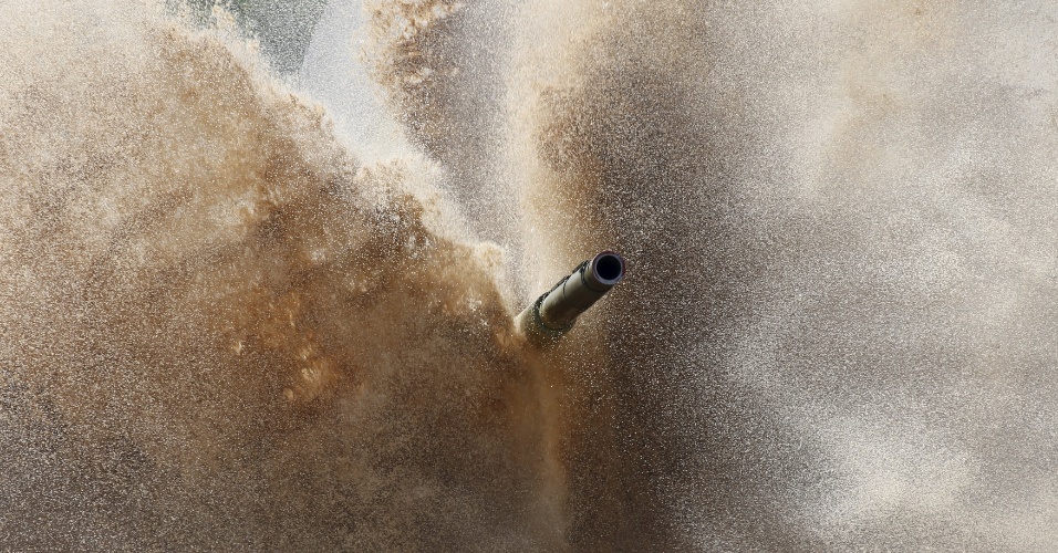 04.ago.2015 - Canhão de tanque é visto entre jatos d´água durante os Jogos Internacionais do Exército 2015, em Albino (Rússia)