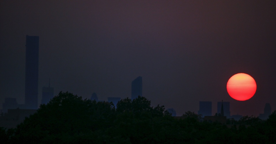 2.set.2015 - Pôr do sol ilumina o céu de Manhattan, em Nova York (EUA) 