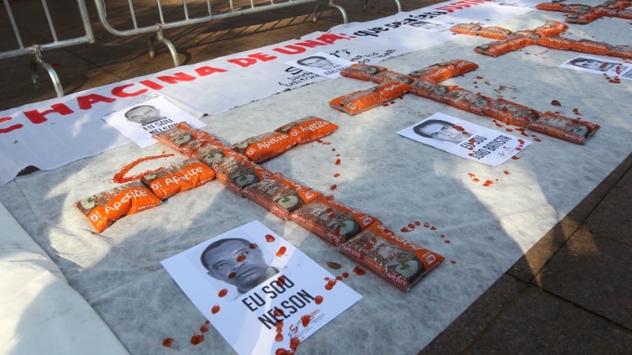 4.nov.2015 - Faixa de protesto é colocada em frente ao tribunal  - Alex de Jesus/O Tempo/Estadão Conteúdo