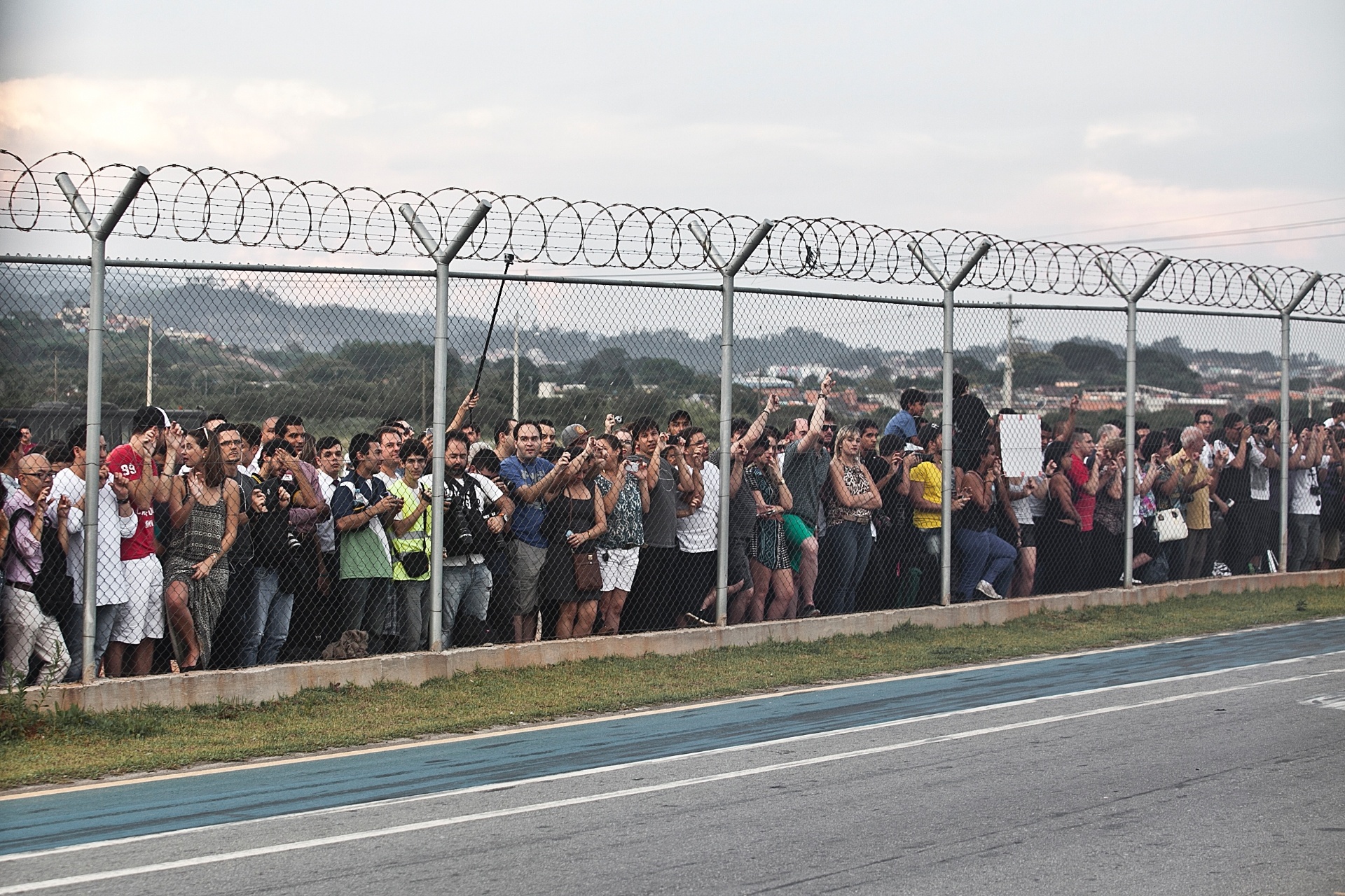 Público se aglomera para ver a chegada do A380 ao aeroporto internacional de Guarulhos, em São Paulo - Lucas Lima/UOL