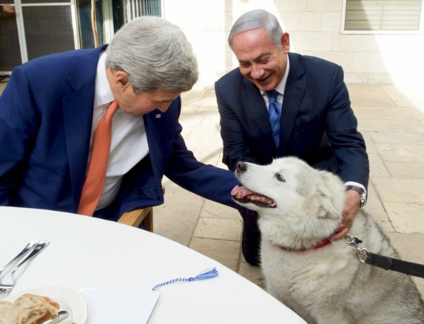 Kaiya, a cachorro do premiê israelense Benjamin Netanyahu, durante encontro com o secretário de Estado dos EUA, John Kerry, em Jerusalém, em novembro de 2015 - State Department Photo/Flicker/Reuters