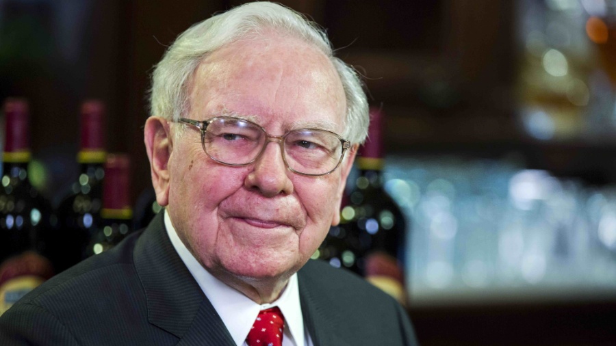O bilionário Warren Buffett admitiu ainda fazer ligações com um celular do tipo flip - Lucas Jackson/ Reuters