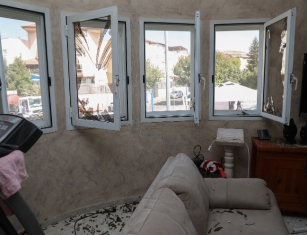 Casa fica com vidros quebrados após disparo de foguete palestino, em Sderot (Israel)