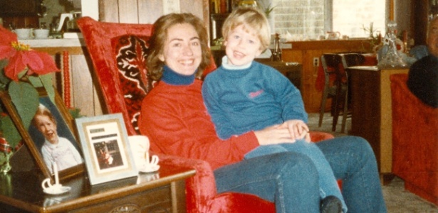 2.nov.2016 - Hillary Clinton com sua filha, Chelsea, em 1983 - Hillary Clinton campaign via The New York Times