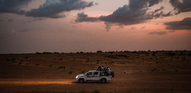 Carro lotado atravessa região de Agadez, no Níger - Josh Haner/The New York Times