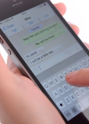 Troca de mensagens do aplicativo WhatsApp em um iPhone 5s - iStock