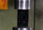 iPhone e mais: objetos esmagados por prensas hidráulicas viram mania na web - Reprodução