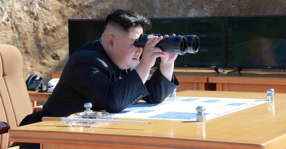 4.jul.2017 - Líder coreano Kim Jong-un acompanha teste de míssil intercontinental Hwasong-14