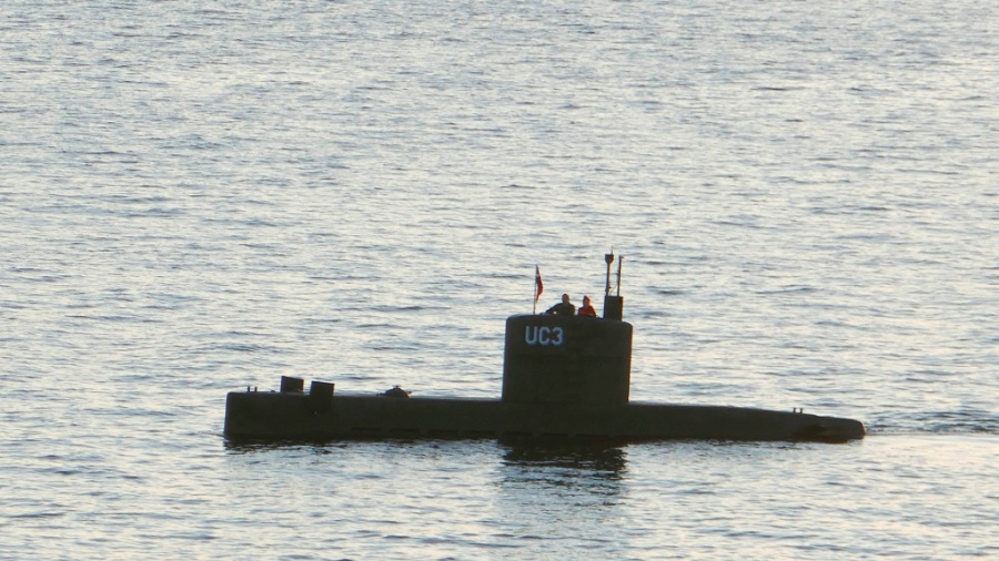 10.ago.2017 - Imagem que seria da jornalista Kim Wall ao lado de um homem na torre do submarino particular "UC3 Nautilus", em Copenhague - Peter Thompson/ AFP