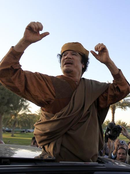 O ex-ditador líbio Muammar Gaddafi nas ruas de Tripoli - REUTERS/Zohra Bensemra