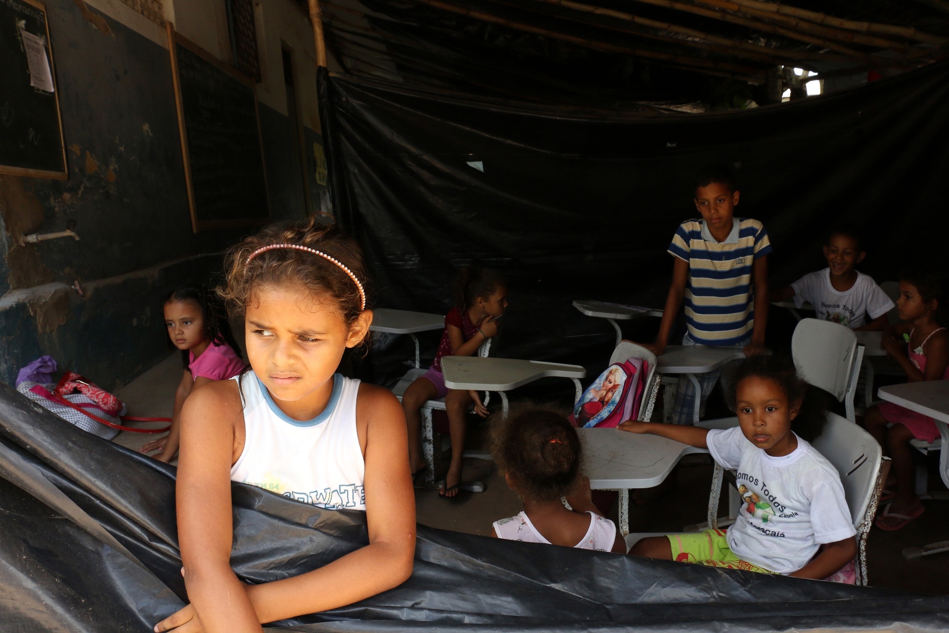 5.abr.2018 - Os pais da comunidade reclamam da distância das escolas para onde seriam transferidas as crianças e da qualidade do transporte escolar - Francisco França/UOL