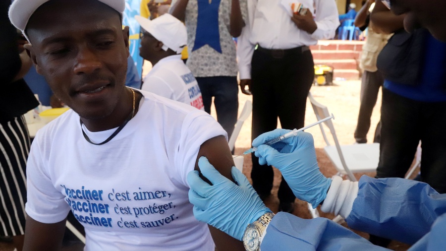 Assistente de saúde aplica vacina contra ebola em homem em Mbandaka, na República Democrática do Congo - Kenny Katombe/Reuters