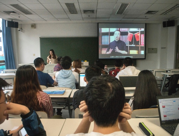 Alunos assistem a uma palestra on-line sobre ideologia maoísta na Universidade Tsinghua em Pequim - Giulia Marchi/The New York Times