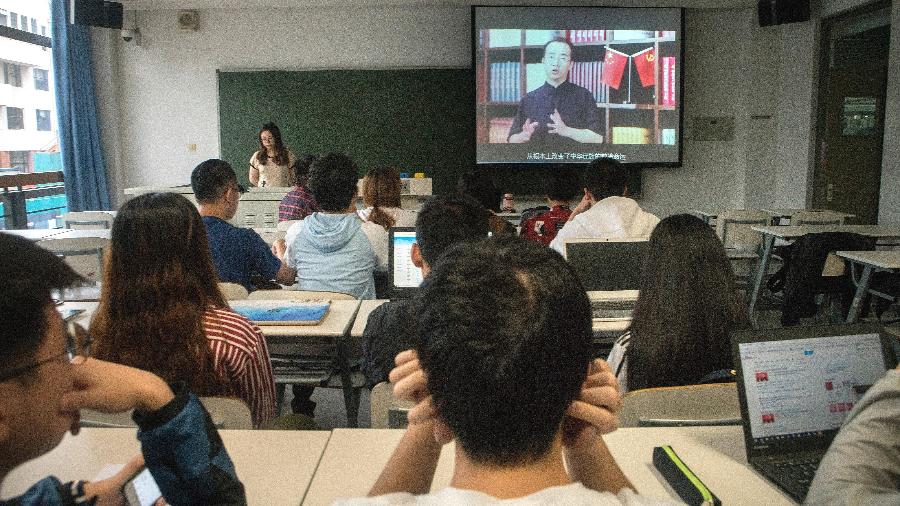 Alunos assistem a uma palestra on-line sobre ideologia maoísta na Universidade Tsinghua em Pequim - Giulia Marchi/The New York Times