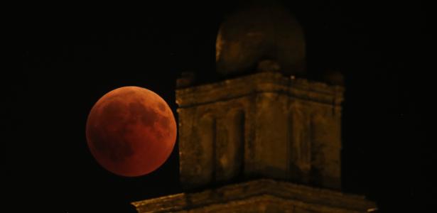 Eclipse da 'Lua de Sangue' acontece domingo; veja como assistir e horário