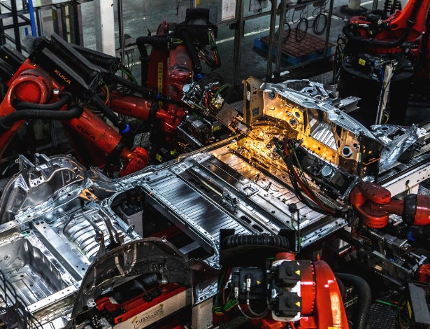 Braços robóticos soldam partes de um Tesla Model 3 na fábrica da empresa em Fremont, Califórnia - Christie Hemm Klok/The New York Times