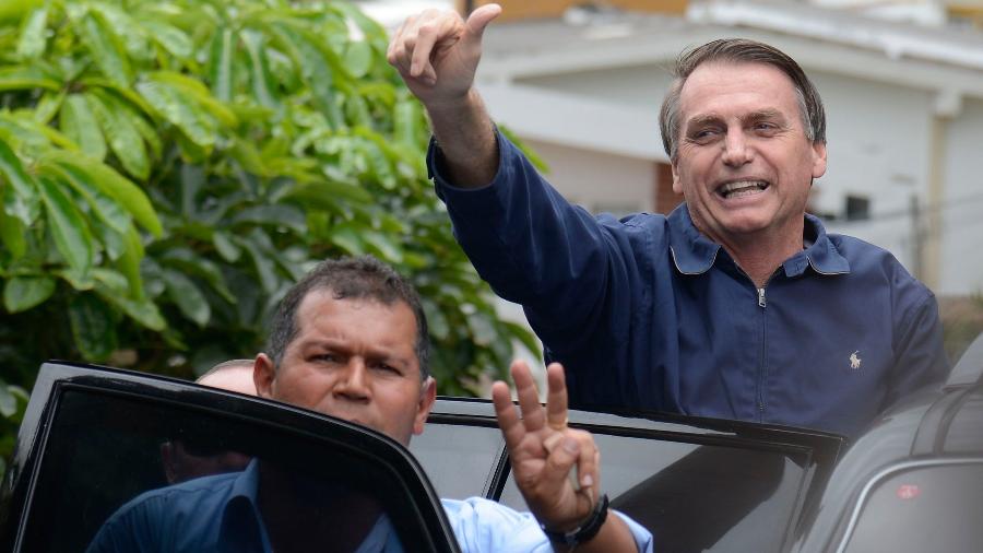 2.nov.2018 - O presidente eleito, Jair Bolsonaro, cumprimenta apoiadores em frente à sua casa, na Barra da Tijuca, zona oeste da capital fluminense - Tomaz Silva / Agência Brasil