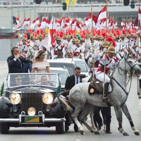 Cavalo dos Dragões da Independência se assusta durante o cortejo do presidente Jair Messias Bolsonaro - Andressa Anholete/FramePhoto/Estadão Conteúdo