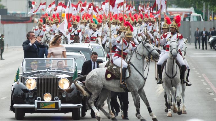 Resultado de imagem para Cavalo se assusta durante desfile em carro aberto de Bolsonaro