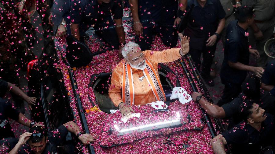 25.abr.2019 - Primeiro-ministro da Índia, Narenda Modi, acena para seus apoiadores durante uma carreata em Varanasi - Arquivo/Adnan Abidi/Reuters