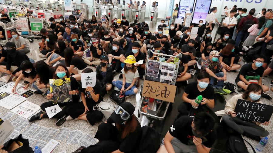Centenas de militantes pró-democracia voltam a protestar no aeroporto de Hong Kong - Reuters/Issei Kato