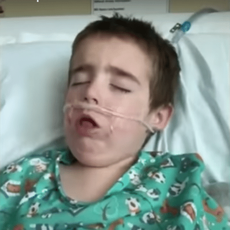 Lincoln, de 4 anos, tosse durante internação após contrair covid-19 - Reprodução/Instagram