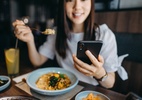 Dona do Tinder aposta em vídeochamada com desconhecidos para engajar Gen Z (Foto: Getty Images)