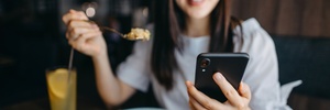 Dona do Tinder aposta em vídeochamada com desconhecidos para engajar Gen Z (Foto: Getty Images)