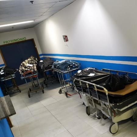 Corpos se acumularam em corredor de hospital público em Duque de Caxias (RJ), segundo a prefeitura da cidade - Prefeitura de Duque de Caxias / Divulgação