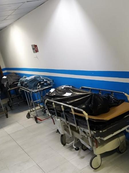 Corpos se acumulam em corredor de hospital público em Duque de Caxias (RJ). Prefeitura diz que imagens são de 25 de abril - Prefeitura de Duque de Caxias / Divulgação