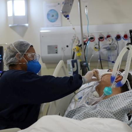 Paciente com coronavírus em UTI de hospital em São Paulo (SP); para diretora da OPAS, viveremos os próximos dois anos alternando surtos recorrentes - Amanda Perobelli