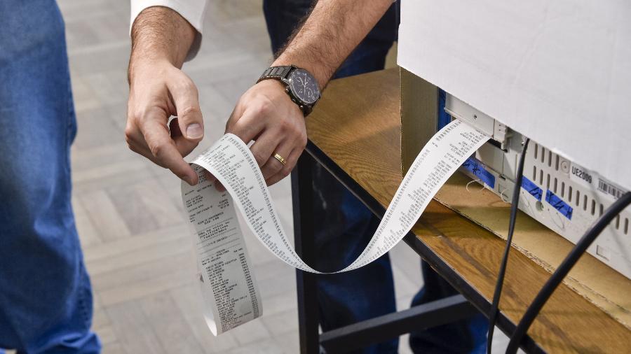 MG - ELEIÇÕES 2020/BELO HORIZONTE - POLÍTICA - Emissão da zerésima, documento que comprova que não há nenhum voto computado no sistema, antes da abertura dos portões da Escola Estadual Milton Campos, em Belo Horizonte (MG), durante as eleições municipais, neste domingo, 15 de novembro de 2020. 21/03/2017 - Foto: MOURãO PANDA/O FOTOGRÁFICO/ESTADÃO CONTEÚDO MG - ELEIÇÕES 2020/BELO HORIZONTE - POLÍTICA - Emissão da zerésima, documento que comprova que não há nenhum voto computado no sistema, antes da abertura dos portões da Escola Estadual Milton Campos, em Belo Horizonte (MG), durante as eleições municipais, neste domingo, 15 de novembro de 2020. 21/03/2017 - Foto: MOURãO PANDA/O FOTOGRÁFICO/ESTADÃO CONTEÚDO