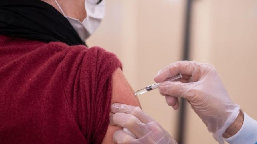 Depois de apenas dez meses, vacinação contra covid-19 começou - Getty Images