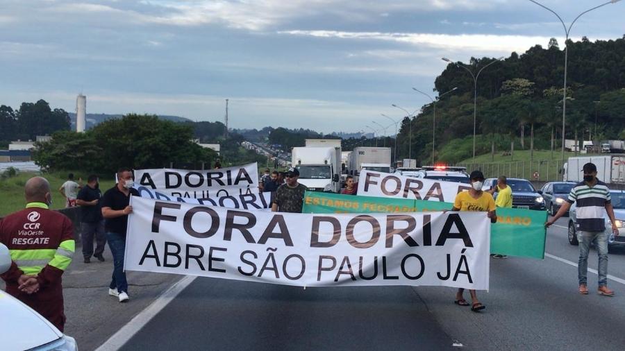 Grupo de caminhoneiros protesta na Rodovia Castello Branco - Felipe Pereira/UOL