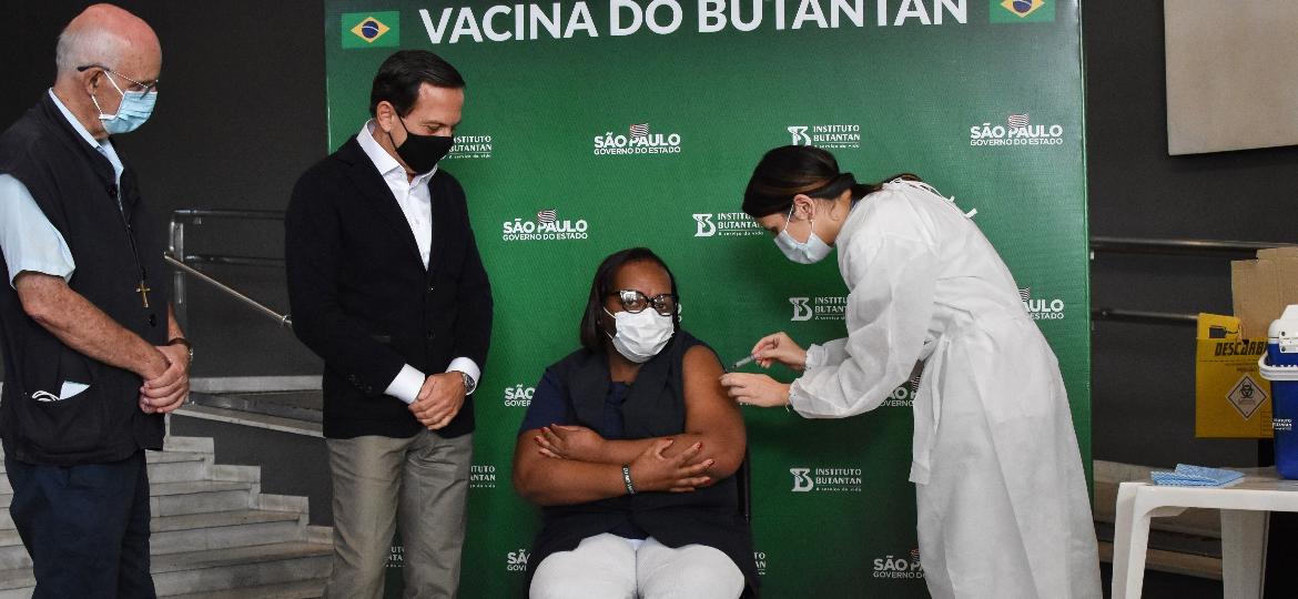 Mônica Calazans recebe a segunda dose de vacina contra a covid-19 - ROBERTO CASIMIRO/FOTOARENA/FOTOARENA/ESTADÃO CONTEÚDO