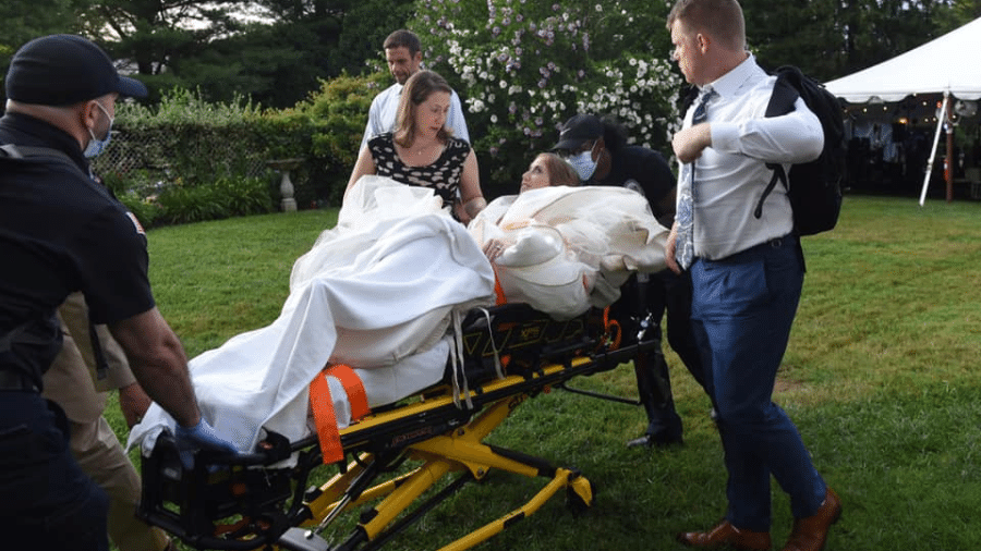 Julie sendo levada para o hospital, após torcer o joelho na apresentação aos convidados - Reprodução/Facebook/Julie Benn
