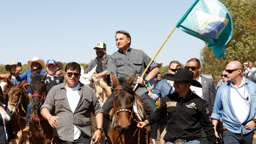 O presidente Jair Bolsonaro anda a cavalo antes de inauguração de obra em Uberlândia (MG)  - Alan Santos/PR
