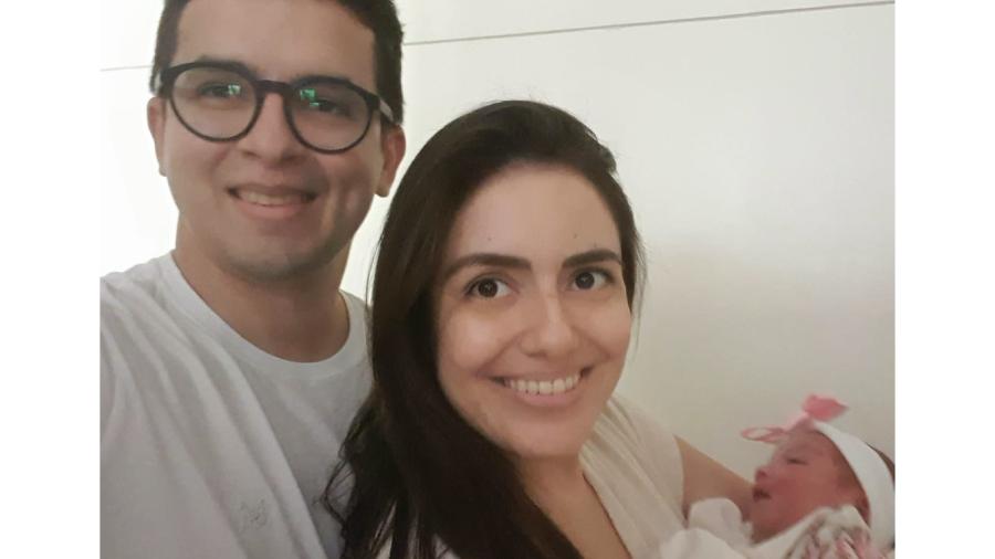 Casal esperava a primeira filha, Clara Manoela, que resolveu vir ao mundo em um elevador antes de chegar ao hospital - Reprodução/ Arquivo pessoal