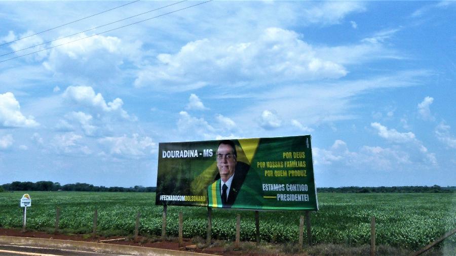 Outdoor de apoio a Bolsonaro em propriedade rural perto de Douradina (MS) - Rubens Valente / UOL