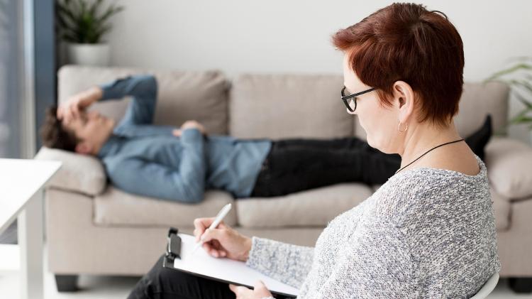 Terapia sessão terapeuta psicóloga psisiquiatra psicologia paciente - Freepik - Freepik