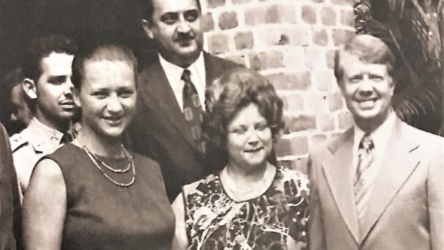 Anita Harley (de vestido escuro), ao lado da mãe, Helena (1921-1990), e do então presidente dos EUA, Jimmy Carter, nos anos 70 - Reprodução/"Cem anos Pernambucanas"