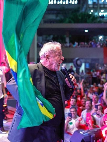 O ex-presidente Lula exibe bandeira do Brasil durante discurso em evento na Uerj - Ricardo Stuckert/ Divulgação